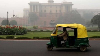Bentley Bentyaga Luxury SUV Worth Rs four.Forty Crore Involved in Crash with Auto Rickshaw in Delhi 1