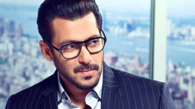 Salman Khan gifts his mum a modern-day Range Rover LWB 12