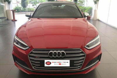 4 PEOPLE EJECTED FROM SPEEDING AUDI Q5 IN OVERNIGHT CRASH, 1 DEAD ON SCENE 4