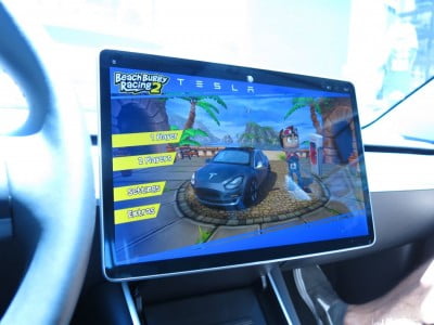 Tesla Arcade fingers-on: the use of a Model three guidance wheel as a game controller 15